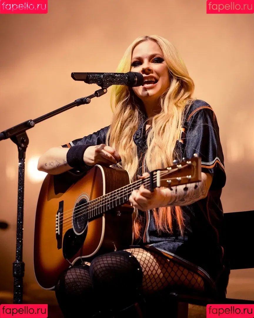 Avril Lavigne / AvrilLavigne Onlyfans Photo Gallery 