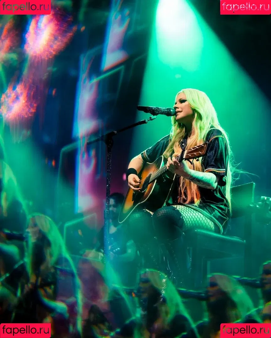 Avril Lavigne / AvrilLavigne Onlyfans Photo Gallery 