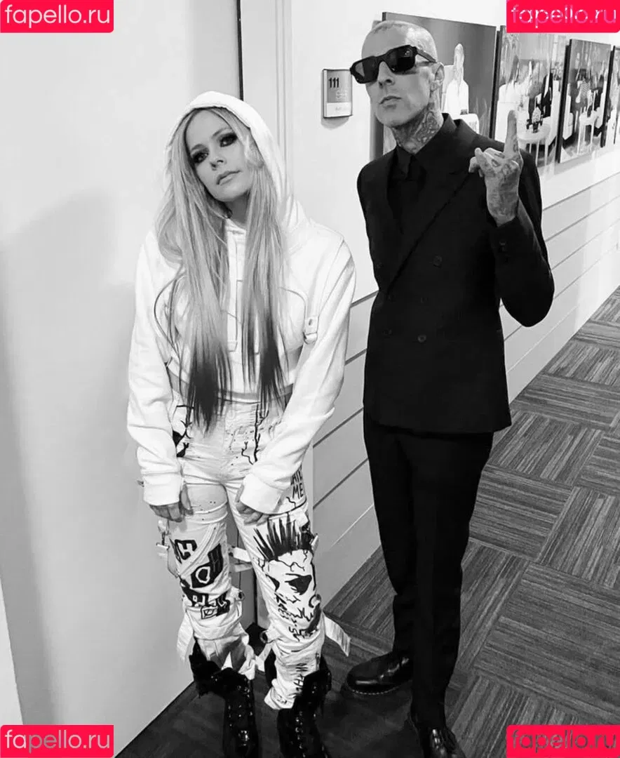 Avril Lavigne / AvrilLavigne Onlyfans Photo Gallery 