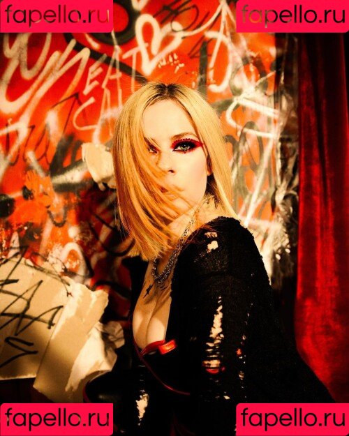 Avril Lavigne / AvrilLavigne Onlyfans Photo Gallery 