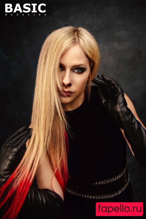 Avril Lavigne Nude Onlyfans Photo 51