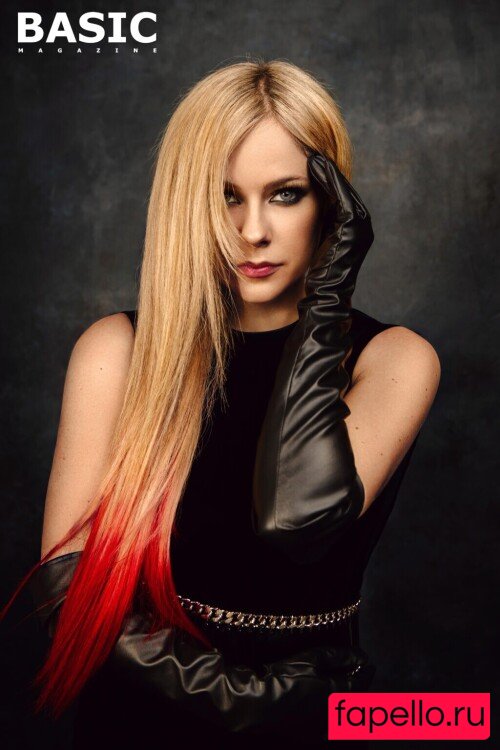 Avril Lavigne Nude Onlyfans Photo 49