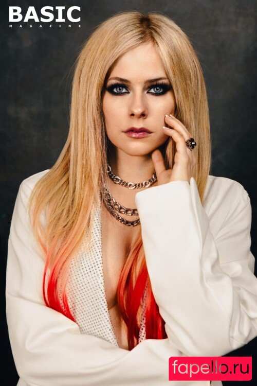 Avril Lavigne Nude Onlyfans Photo 45