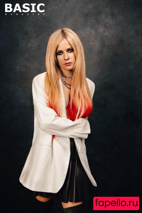 Avril Lavigne Nude Onlyfans Photo 44