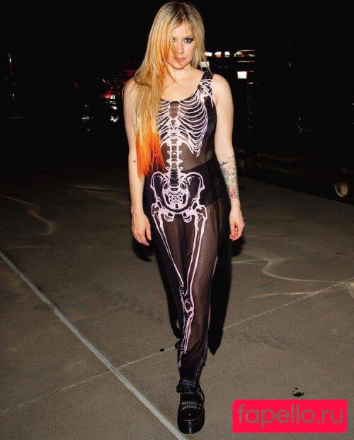Avril Lavigne Nude Onlyfans Photo 42