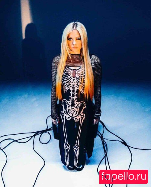 Avril Lavigne Nude Onlyfans Photo 43