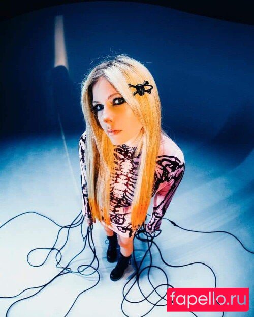 Avril Lavigne Nude Onlyfans Photo 39