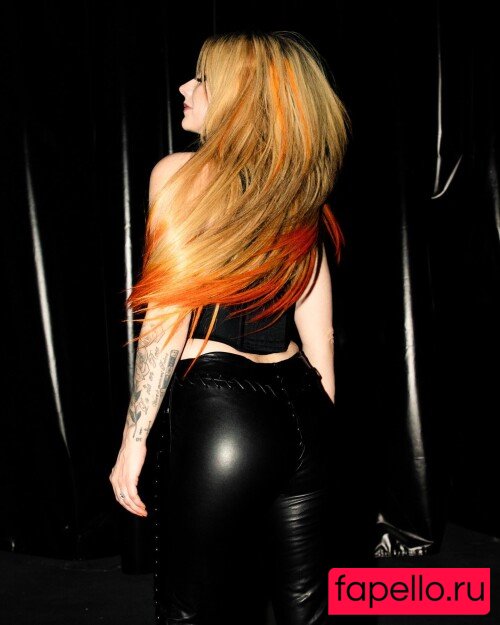 Avril Lavigne Nude Onlyfans Photo 37