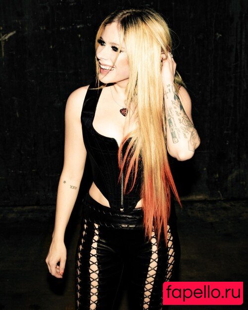 Avril Lavigne Nude Onlyfans Photo 36