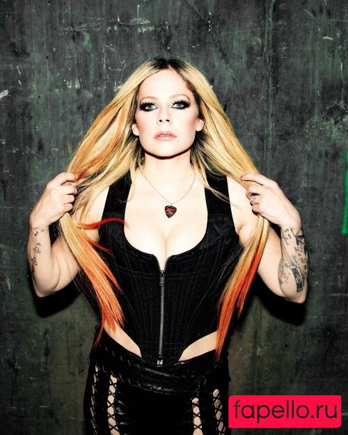 Avril Lavigne Nude Onlyfans Photo 31