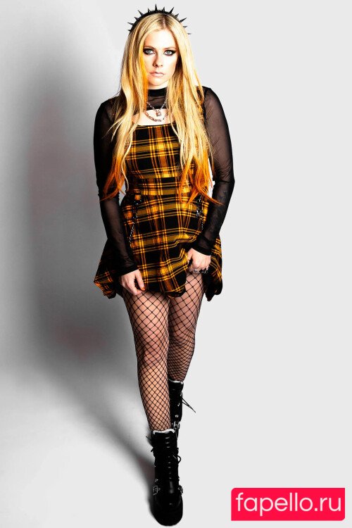 Avril Lavigne Nude Onlyfans Photo 30