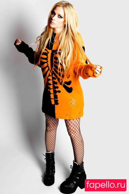 Avril Lavigne Nude Onlyfans Photo 29