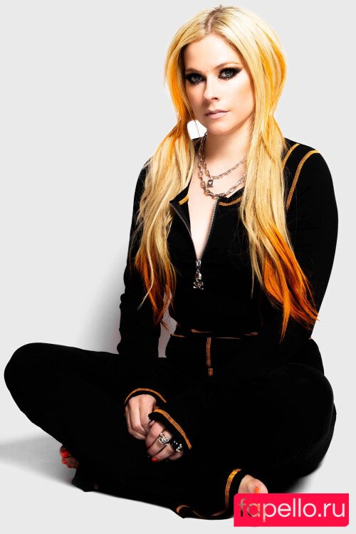 Avril Lavigne Nude Onlyfans Photo 28