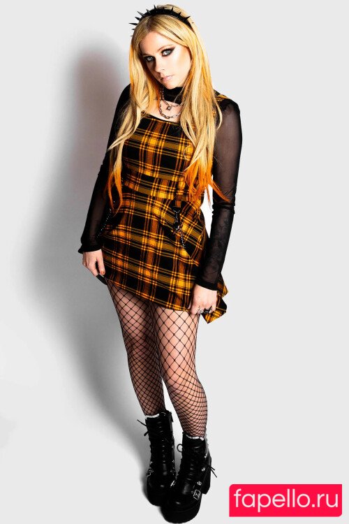 Avril Lavigne Nude Onlyfans Photo 26