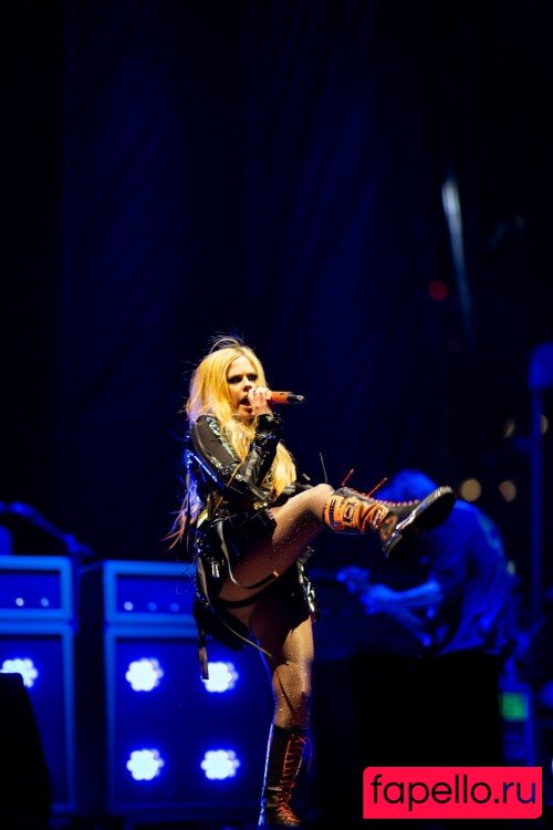 Avril Lavigne Nude Onlyfans Photo 19