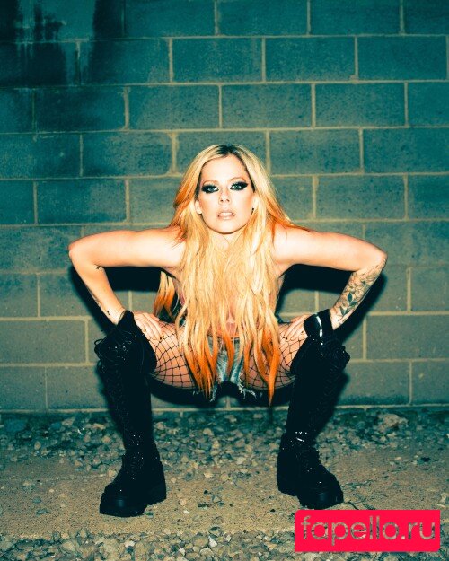 Avril Lavigne Nude Onlyfans Photo 13