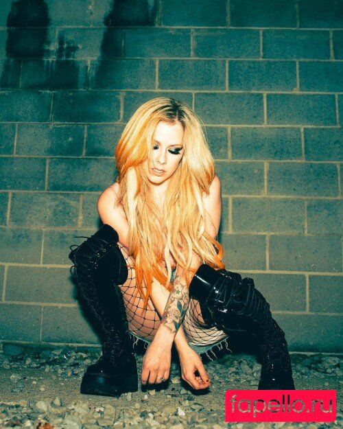 Avril Lavigne Nude Onlyfans Photo 8