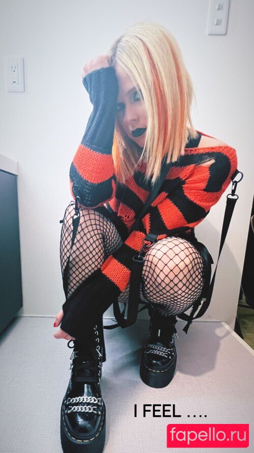 Avril Lavigne Nude Onlyfans Photo 5