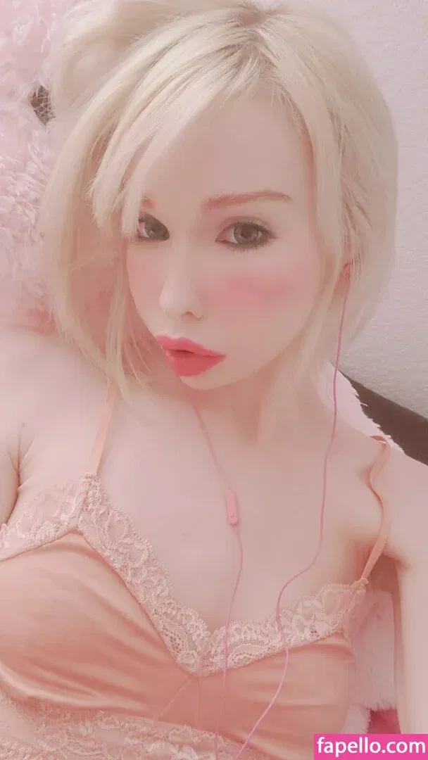 Sarina Valentina / https: / sarinavalentinaxo Onlyfans Photo Gallery 