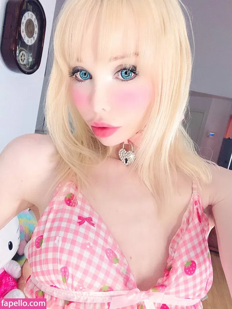 Sarina Valentina / https: / sarinavalentinaxo Onlyfans Photo Gallery 