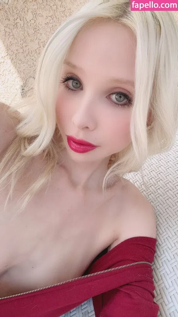 Sarina Valentina / https: / sarinavalentinaxo Onlyfans Photo Gallery 