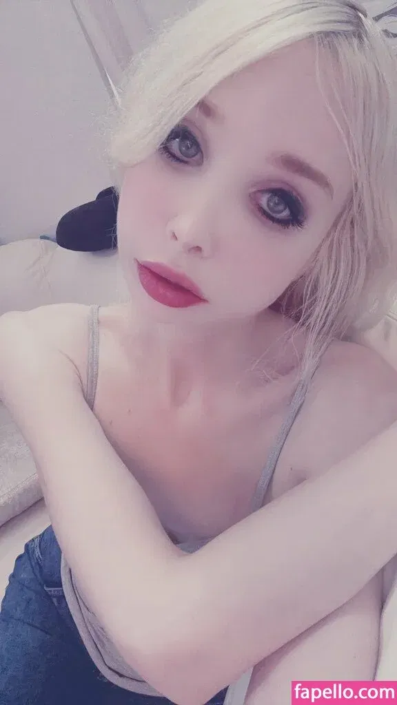 Sarina Valentina / https: / sarinavalentinaxo Onlyfans Photo Gallery 