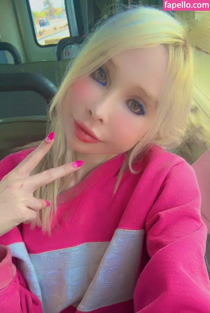 Sarina Valentina / https: / sarinavalentinaxo Onlyfans Photo Gallery 