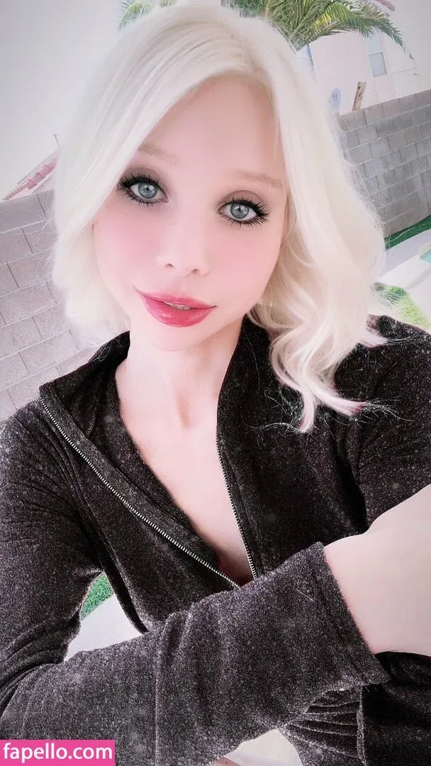 Sarina Valentina / https: / sarinavalentinaxo Onlyfans Photo Gallery 