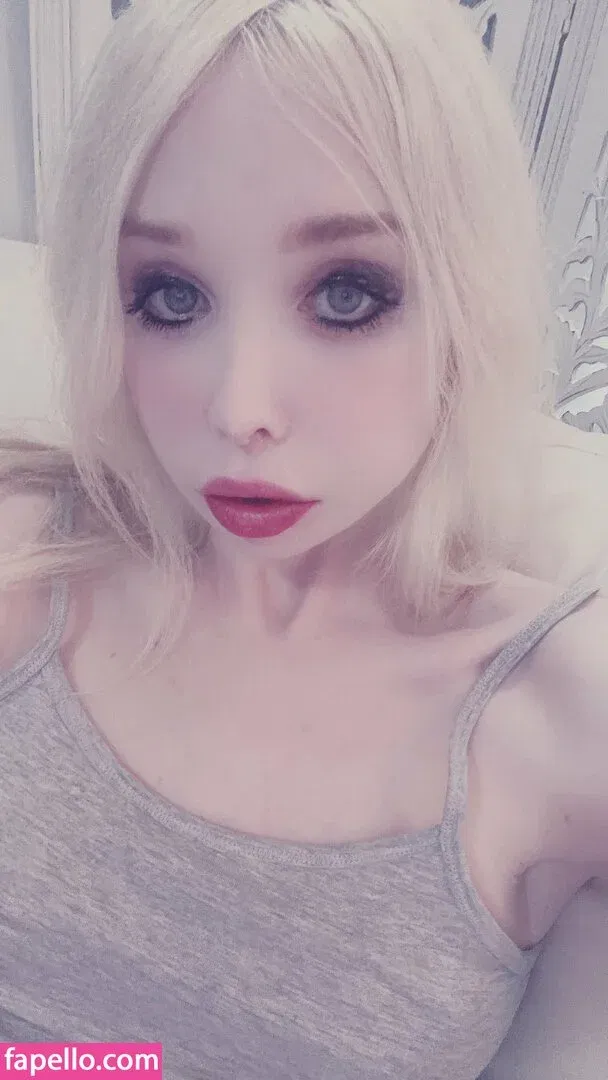 Sarina Valentina / https: / sarinavalentinaxo Onlyfans Photo Gallery 