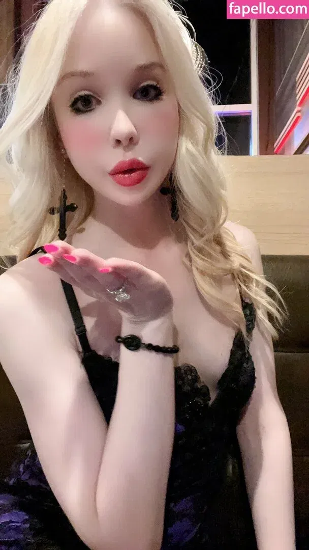 Sarina Valentina / https: / sarinavalentinaxo Onlyfans Photo Gallery 