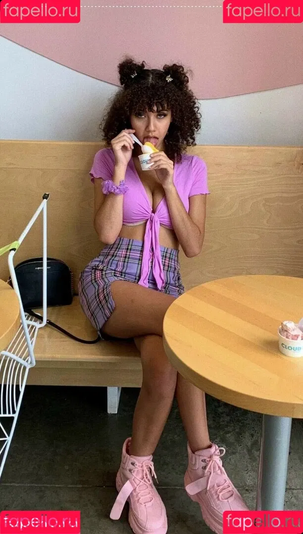 Megan Botnick / mbeeco Onlyfans Photo Gallery 