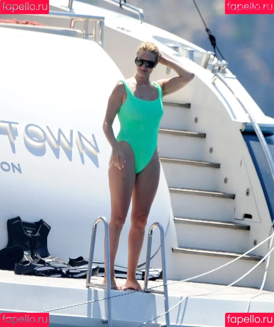 Rosie Huntington Whiteley / Rosie Huntington-Whiteley / rosiehw Onlyfans Photo Gallery 