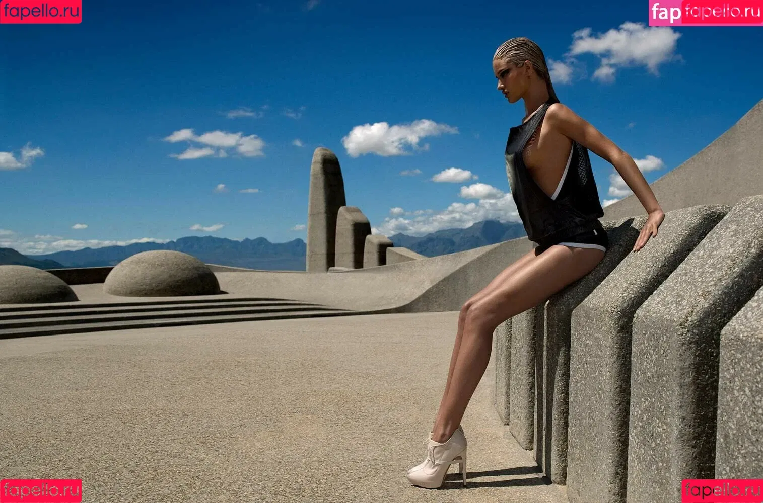 Rosie Huntington Whiteley / Rosie Huntington-Whiteley / rosiehw Onlyfans Photo Gallery 