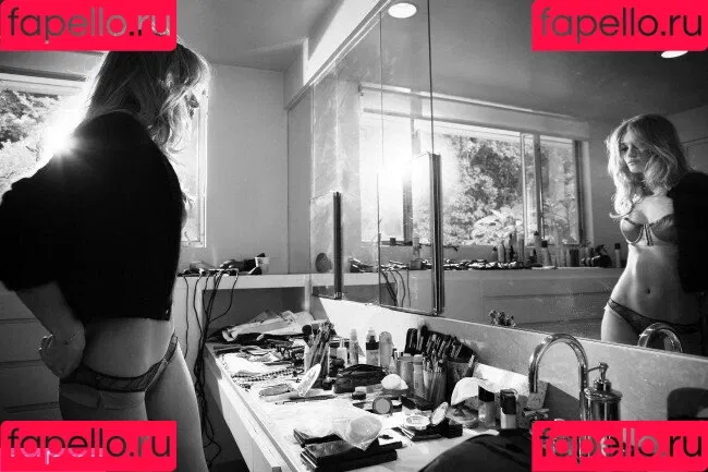 Rosie Huntington Whiteley / Rosie Huntington-Whiteley / rosiehw Onlyfans Photo Gallery 