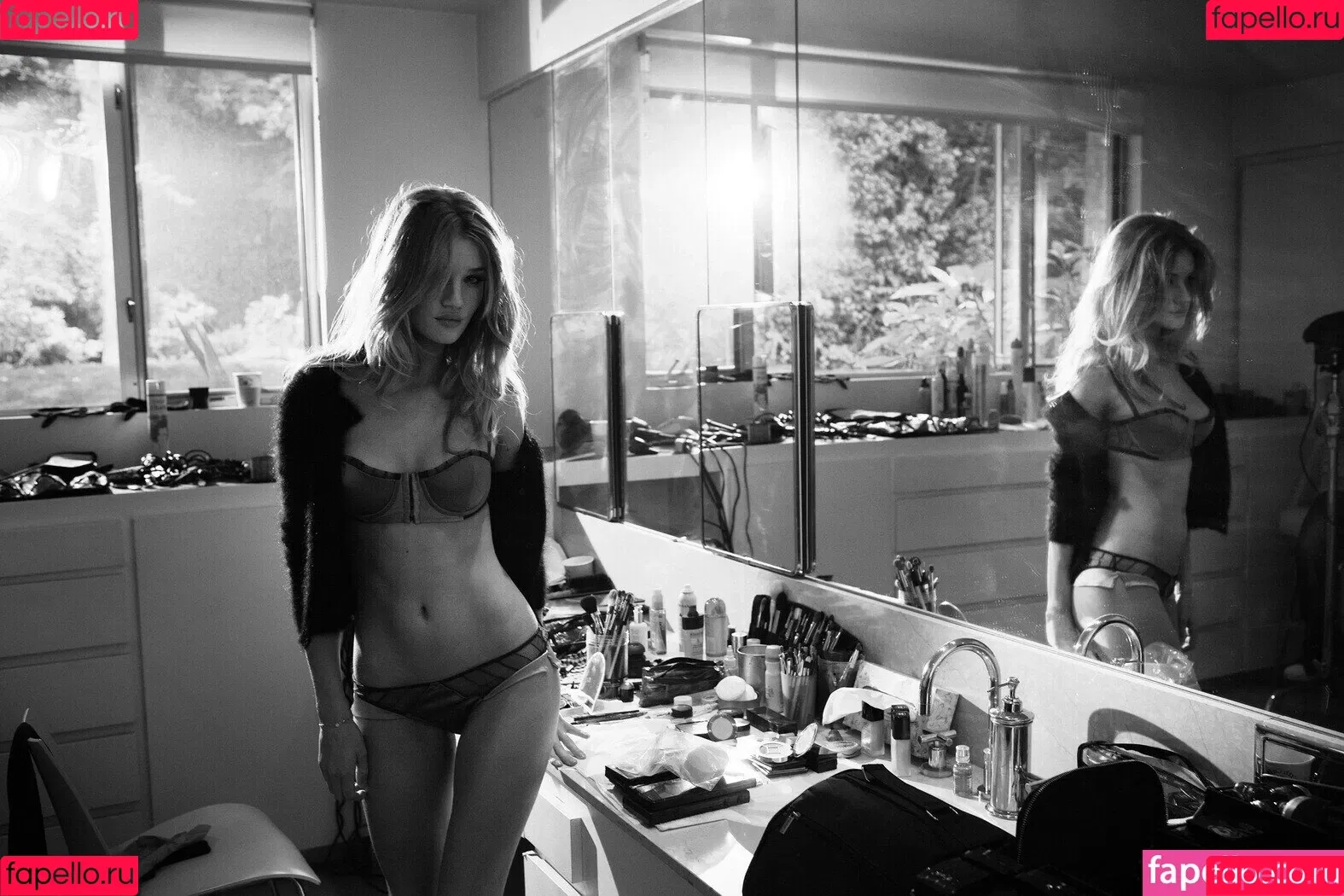 Rosie Huntington Whiteley / Rosie Huntington-Whiteley / rosiehw Onlyfans Photo Gallery 