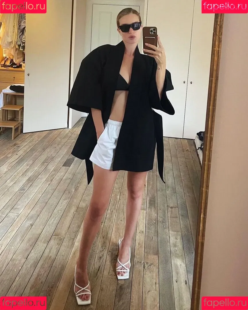 Rosie Huntington Whiteley / Rosie Huntington-Whiteley / rosiehw Onlyfans Photo Gallery 