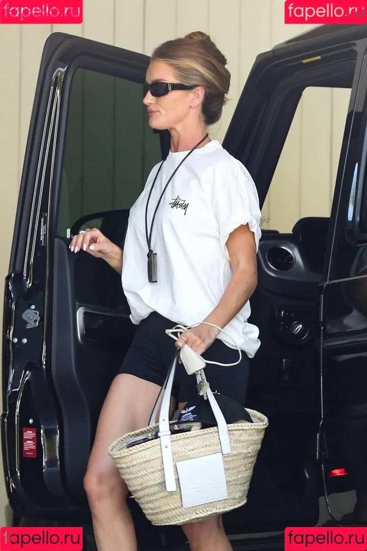 Rosie Huntington Whiteley / Rosie Huntington-Whiteley / rosiehw Onlyfans Photo Gallery 
