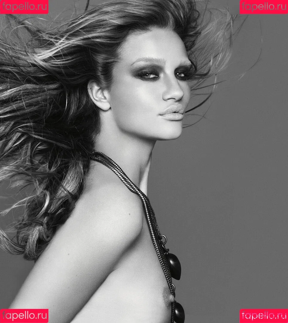 Rosie Huntington Whiteley / Rosie Huntington-Whiteley / rosiehw Onlyfans Photo Gallery 