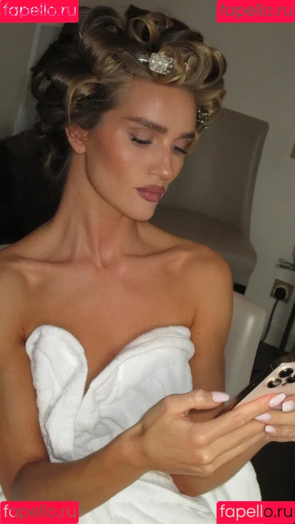 Rosie Huntington Whiteley / Rosie Huntington-Whiteley / rosiehw Onlyfans Photo Gallery 