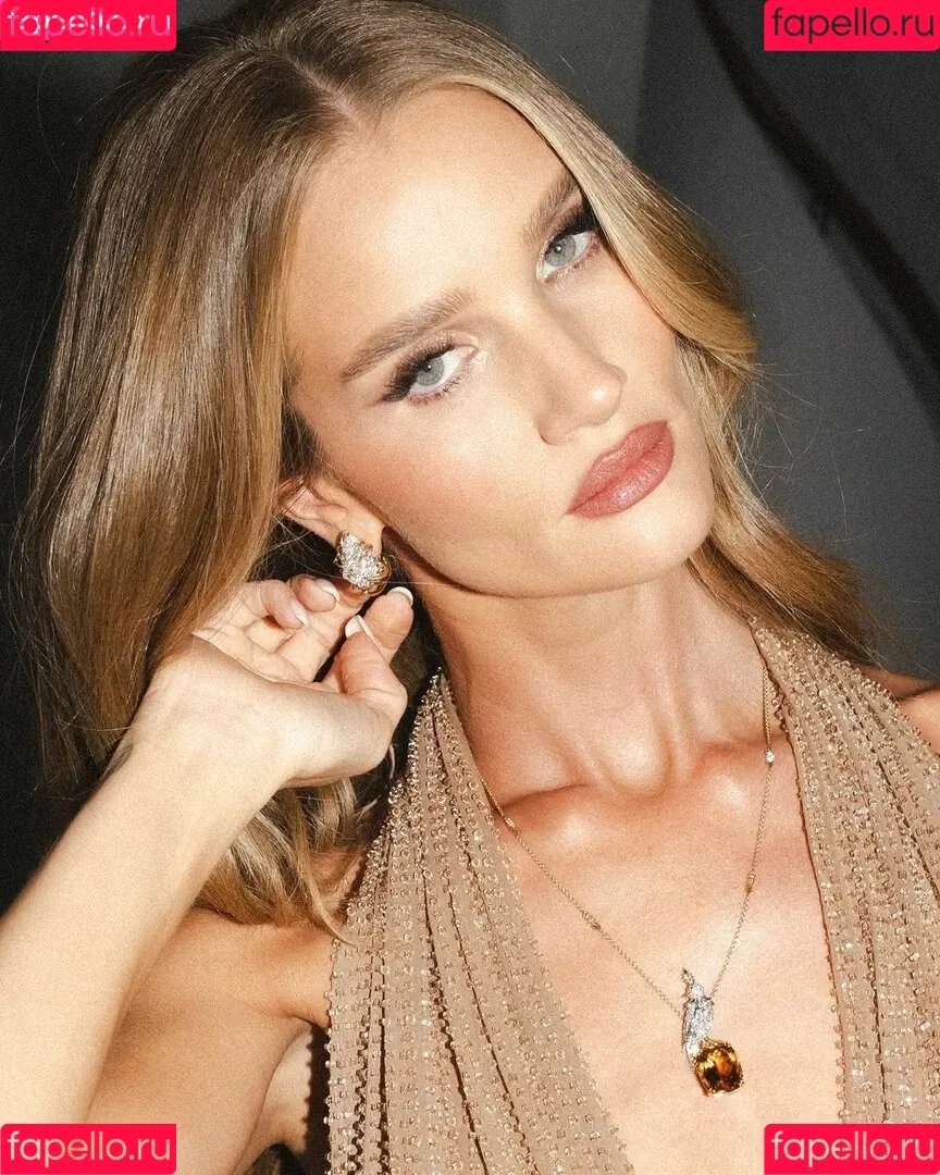 Rosie Huntington Whiteley / Rosie Huntington-Whiteley / rosiehw Onlyfans Photo Gallery 