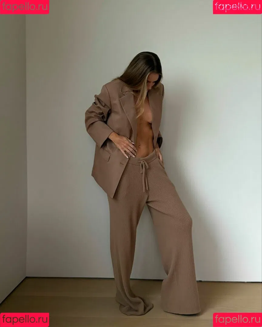 Rosie Huntington Whiteley / Rosie Huntington-Whiteley / rosiehw Onlyfans Photo Gallery 