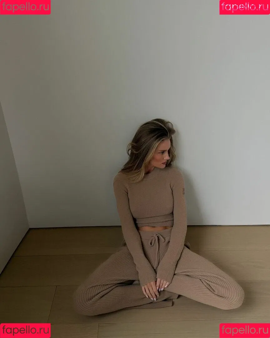 Rosie Huntington Whiteley / Rosie Huntington-Whiteley / rosiehw Onlyfans Photo Gallery 