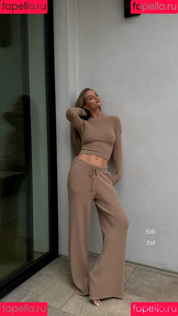 Rosie Huntington Whiteley / Rosie Huntington-Whiteley / rosiehw Onlyfans Photo Gallery 
