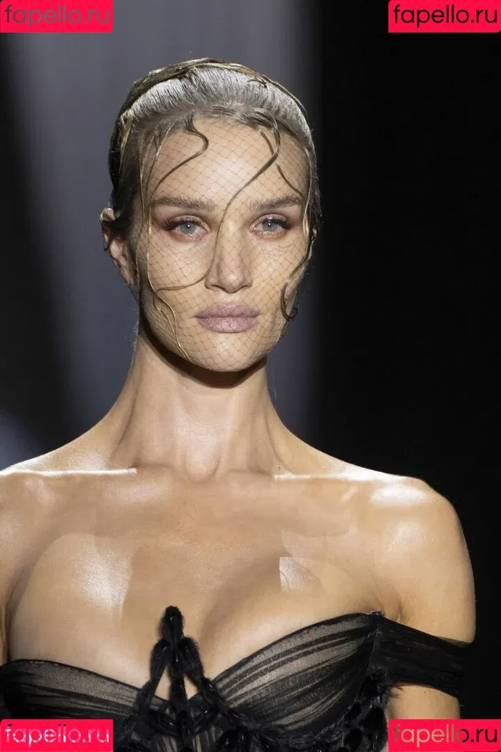 Rosie Huntington Whiteley / Rosie Huntington-Whiteley / rosiehw Onlyfans Photo Gallery 