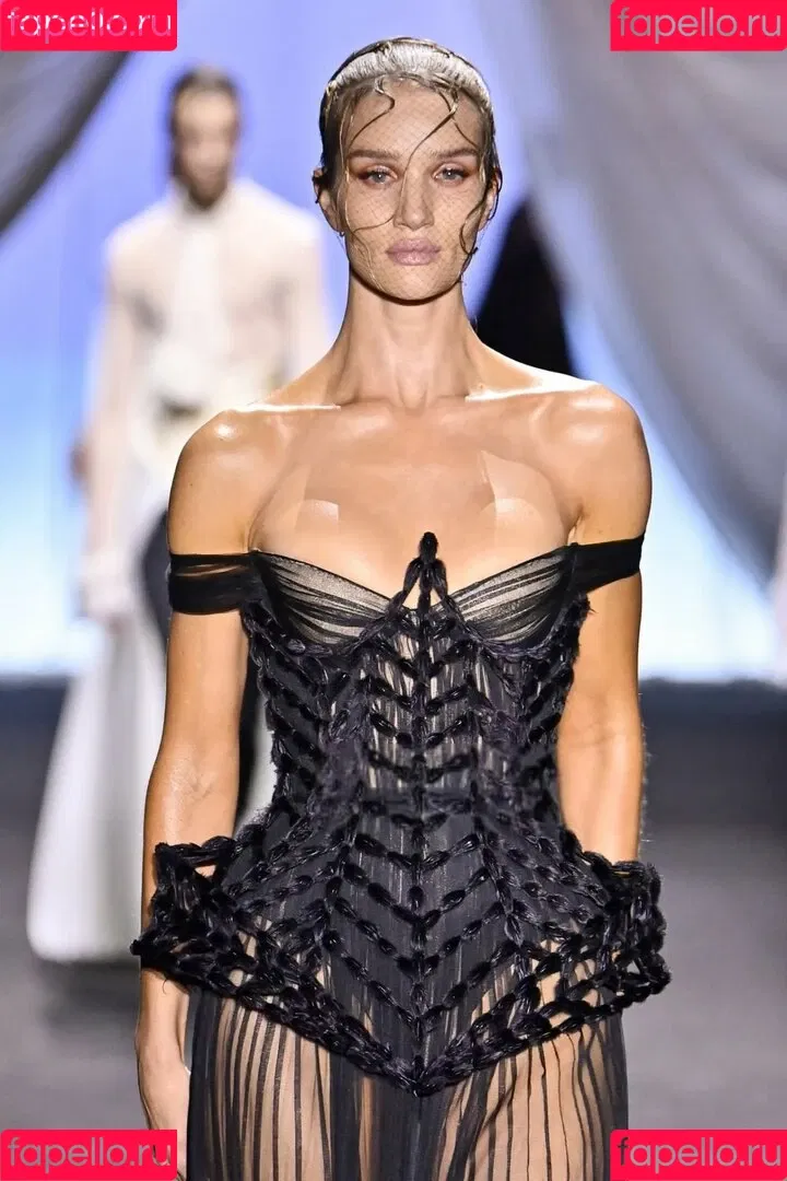 Rosie Huntington Whiteley / Rosie Huntington-Whiteley / rosiehw Onlyfans Photo Gallery 