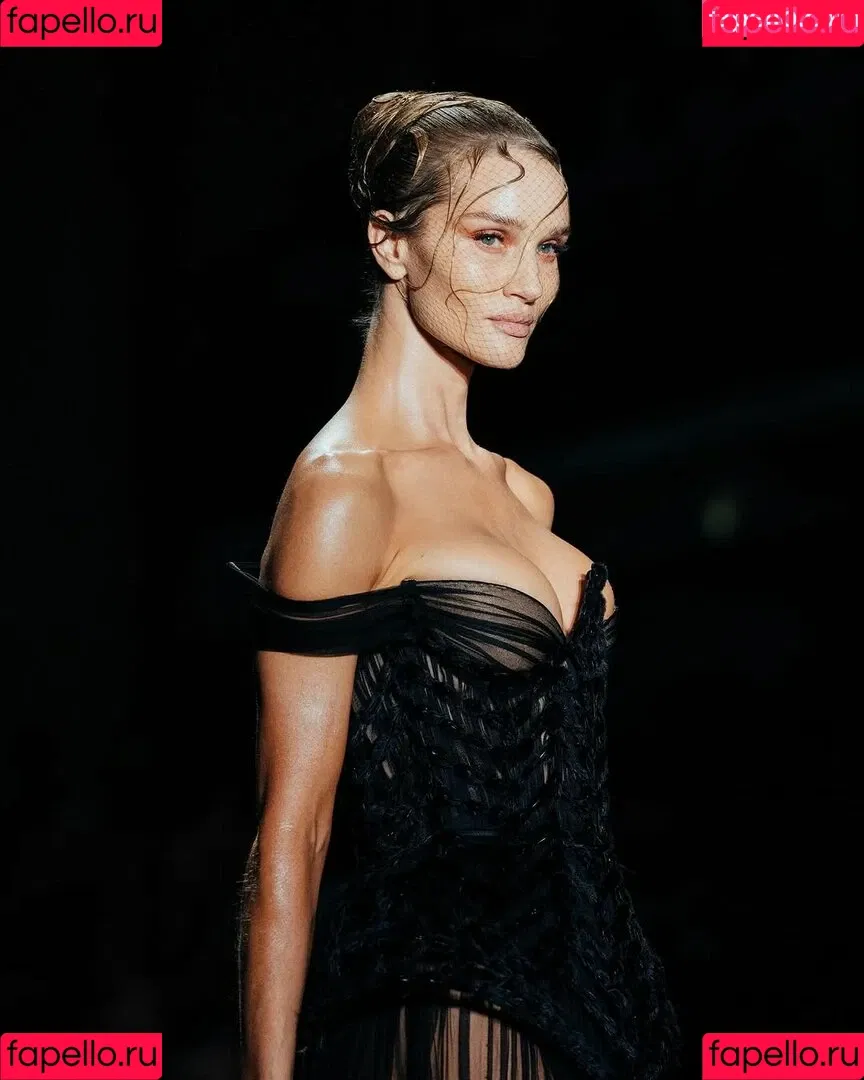 Rosie Huntington Whiteley / Rosie Huntington-Whiteley / rosiehw Onlyfans Photo Gallery 