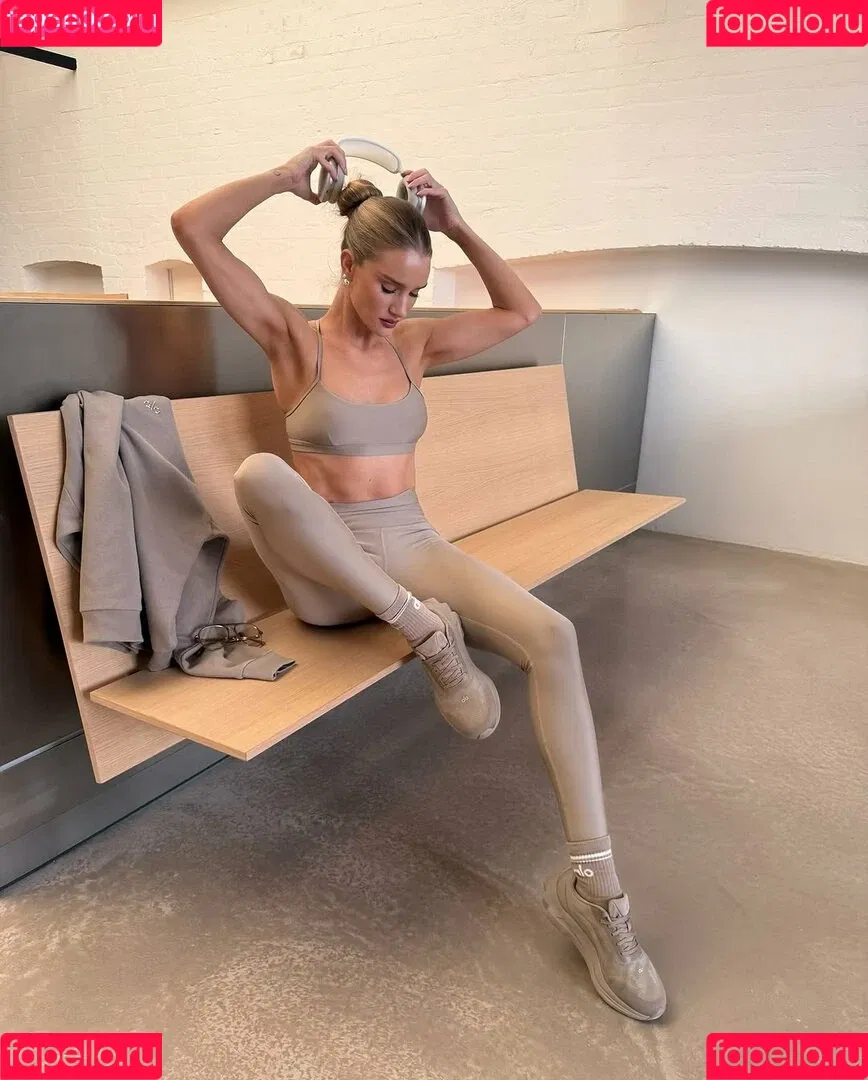 Rosie Huntington Whiteley / Rosie Huntington-Whiteley / rosiehw Onlyfans Photo Gallery 