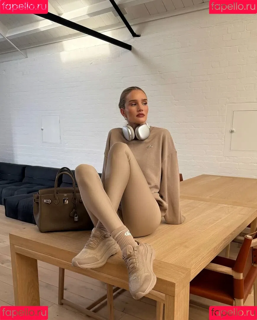 Rosie Huntington Whiteley / Rosie Huntington-Whiteley / rosiehw Onlyfans Photo Gallery 