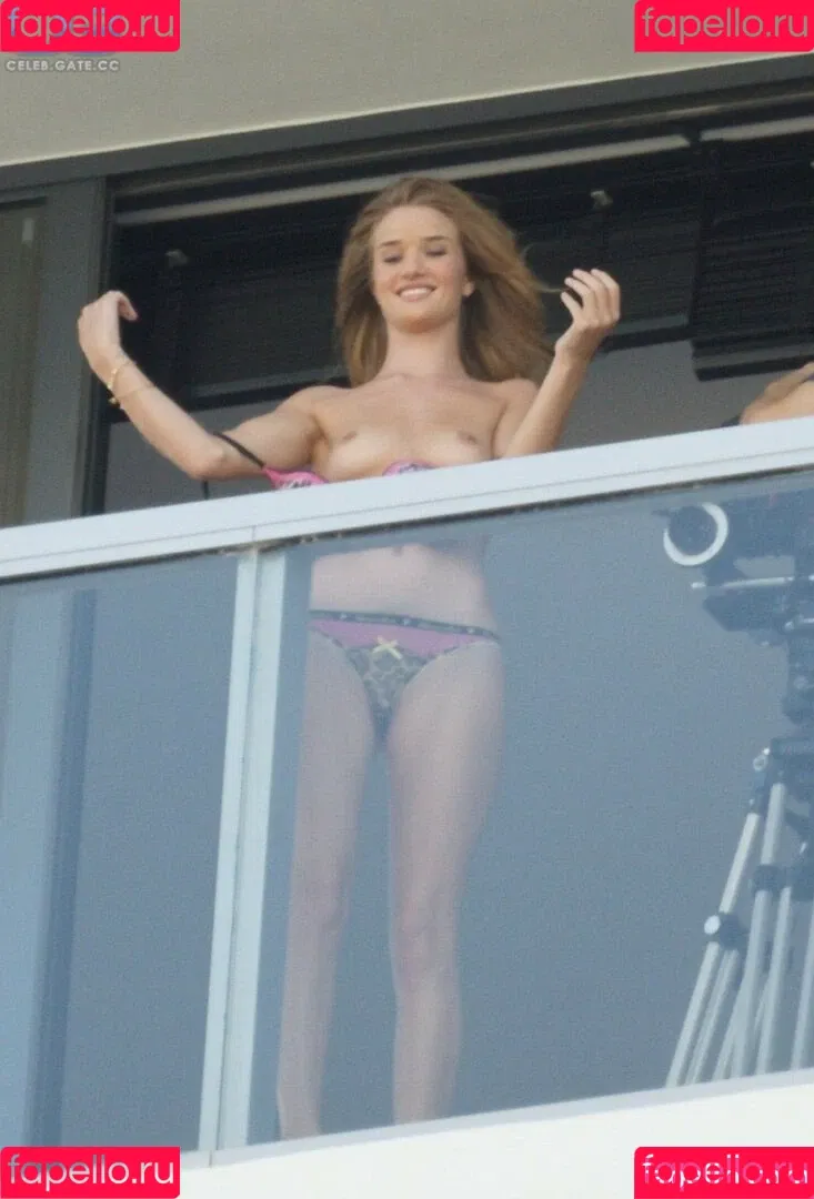 Rosie Huntington Whiteley / Rosie Huntington-Whiteley / rosiehw Onlyfans Photo Gallery 