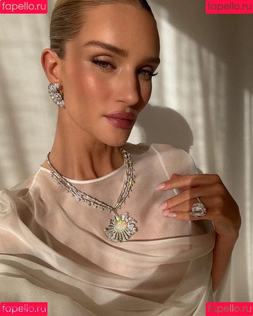 Rosie Huntington Whiteley / Rosie Huntington-Whiteley / rosiehw Onlyfans Photo Gallery 
